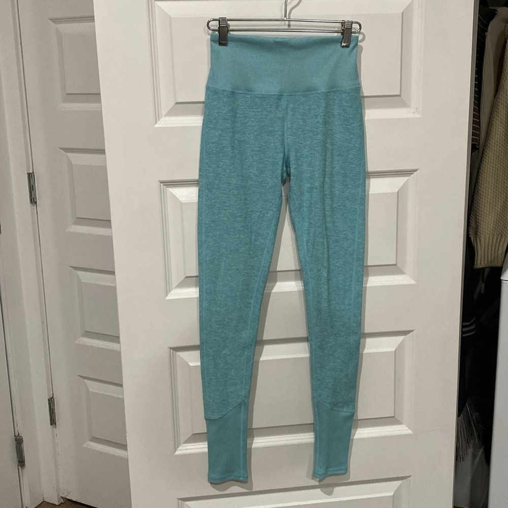 Alo Leggings - Picture 2 of 9